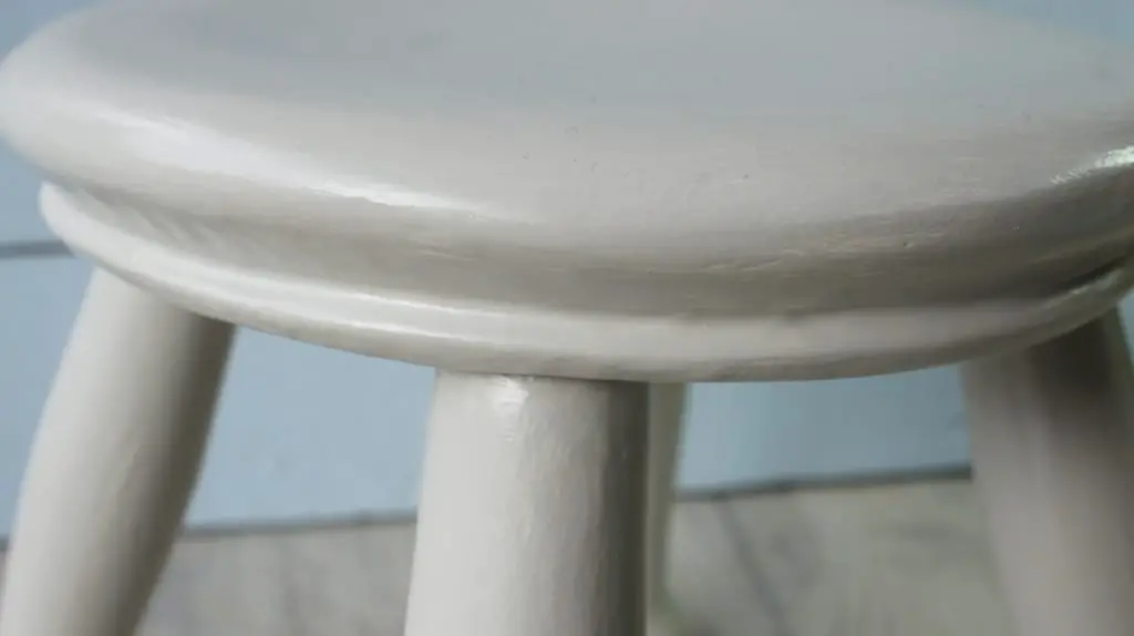 stool edge close up