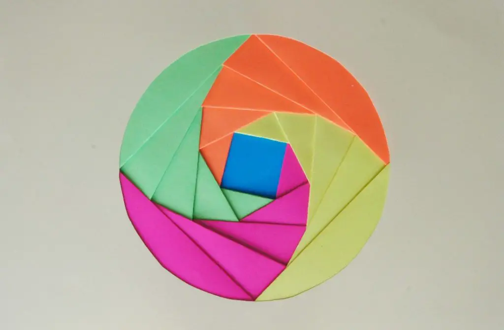 Circle Iris Folding Pattern in Use