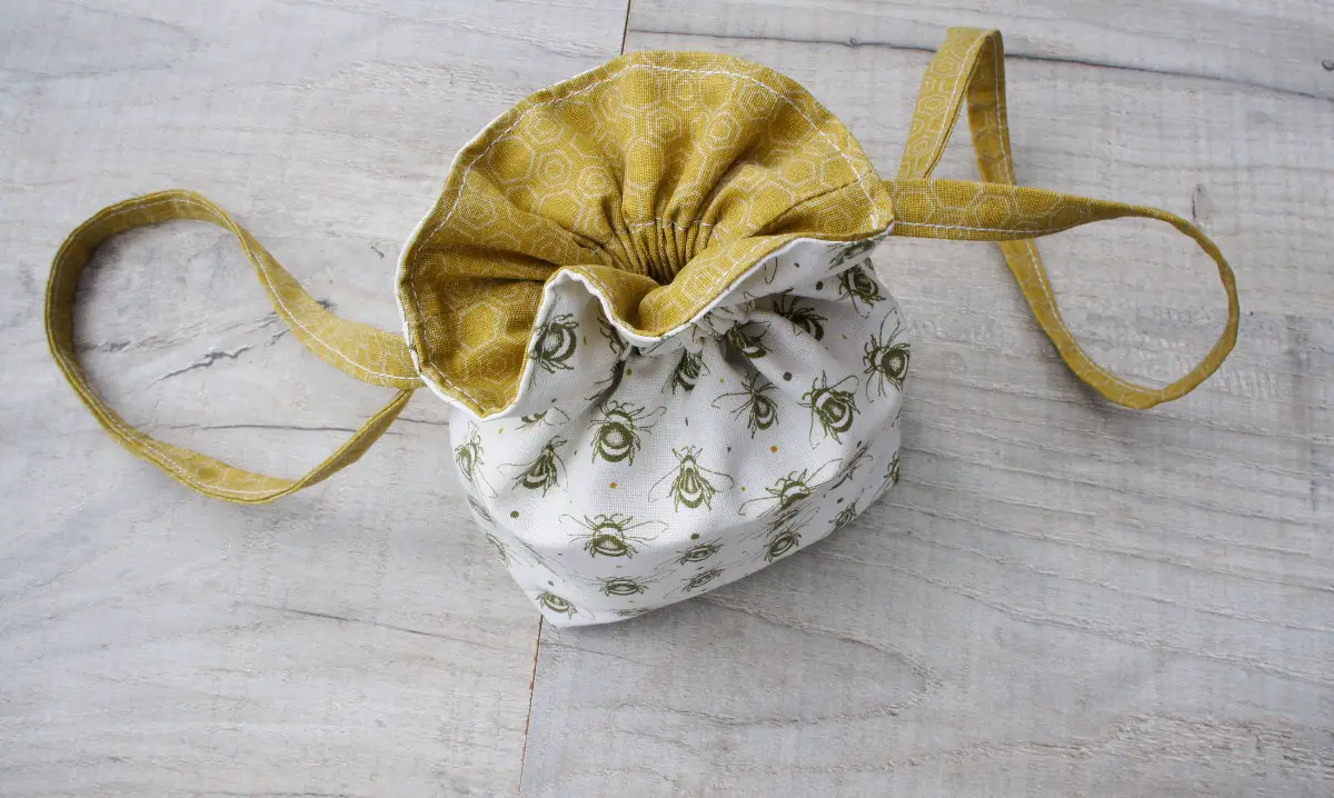 30 Minute Draw String Bag Tutorial - The Happy Scraps