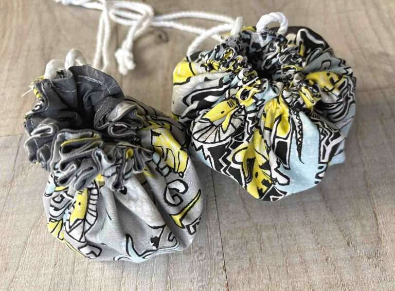 2 round drawstring bags