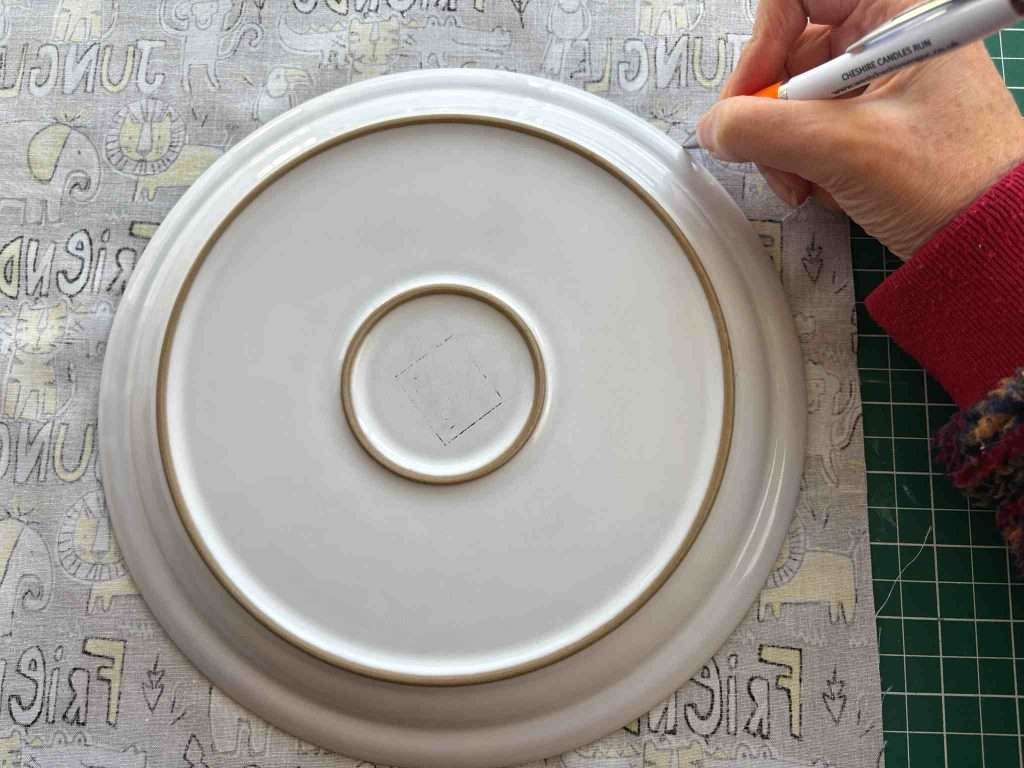 drawing round plate on fabric